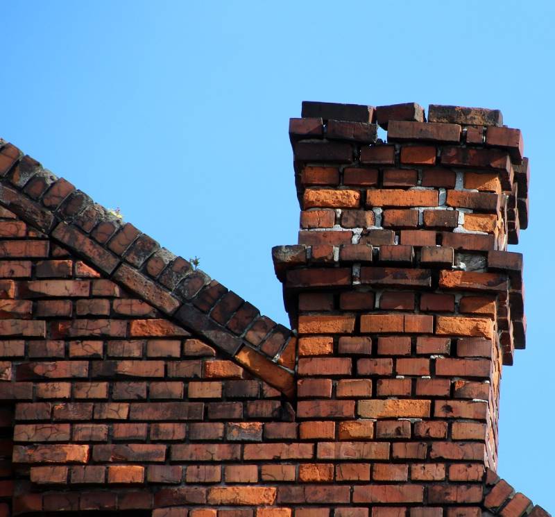 Damaged chimney on an Burbank home showing cracks and missing mortar